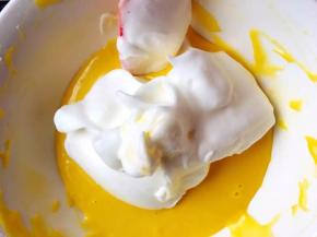 10、取三分之一的蛋白加入蛋黄液，快速拌匀，同样用翻拌的方法