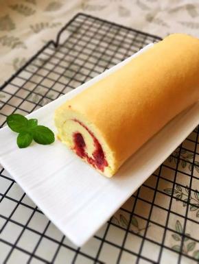 18、用油纸卷起，卷好的蛋糕卷放冰箱冷藏1小时定型