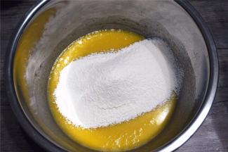 然后筛入70克低筋粉，拌至顺滑状态。