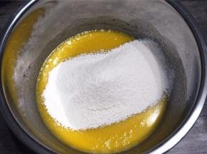 然后筛入70克低筋粉，拌至顺滑状态。