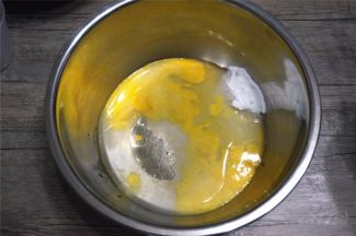 首先将三个蛋黄，60克水，40毫升橄榄油，35克细砂糖搅拌均匀。