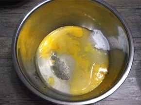 首先将三个蛋黄，60克水，40毫升橄榄油，35克细砂糖搅拌均匀。