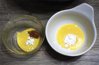 取两小匙蛋黄糊到小碗中，加入1/2小匙的低筋粉混合均匀。另外取1小匙的蛋黄糊，加入1/8小匙的低筋粉和1/8小匙的可可粉，拌成浅色可可面糊。