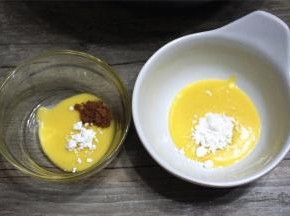 取两小匙蛋黄糊到小碗中，加入1/2小匙的低筋粉混合均匀。另外取1小匙的蛋黄糊，加入1/8小匙的低筋粉和1/8小匙的可可粉，拌成浅色可可面糊。