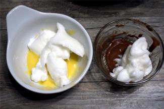 将三分之一个蛋白霜加入到黄色小面糊中拌匀，另外取3大匙蛋白霜到可可面糊中，拌匀。