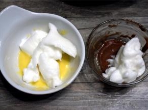 将三分之一个蛋白霜加入到黄色小面糊中拌匀，另外取3大匙蛋白霜到可可面糊中，拌匀。