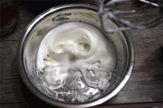 将一个蛋白打至起泡，然后加入少许玉米粉，继续打发至湿性偏干性发泡。同时烤箱上下火170度预热。