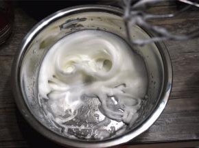将一个蛋白打至起泡，然后加入少许玉米粉，继续打发至湿性偏干性发泡。同时烤箱上下火170度预热。