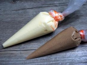 分别装入裱花袋中。