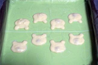 然后再画出小熊的头部形状，放入烤箱烤一分钟，取出。