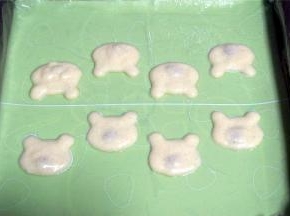 然后再画出小熊的头部形状，放入烤箱烤一分钟，取出。