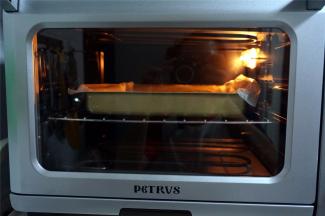 放入烤箱中层烤1分钟，取出。