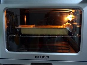 放入烤箱中层烤1分钟，取出。