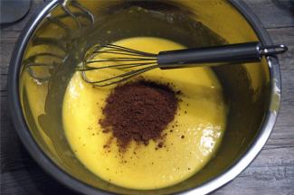 把剩下的可可粉加入到大盆的蛋黄糊中，拌均匀。
