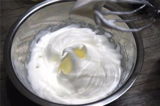 分三次加入30克细砂糖，将剩余的3个蛋白打发至大弯钩状态，加入剩余的玉米淀粉，再搅打数秒。