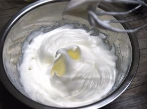 分三次加入30克细砂糖，将剩余的3个蛋白打发至大弯钩状态，加入剩余的玉米淀粉，再搅打数秒。