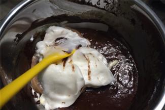 将所有蛋白霜与可可蛋糕糊混合均匀。