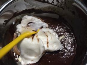 将所有蛋白霜与可可蛋糕糊混合均匀。