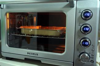 放入烤箱中层，烤15分钟。