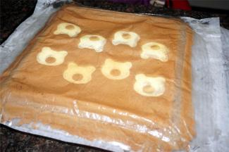 出炉后，表面盖上一张新的吸油纸，然后将蛋糕倒扣在冷却架上，撕开烤盘纸，再盖回到蛋糕体上，冷却。