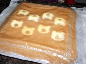 出炉后，表面盖上一张新的吸油纸，然后将蛋糕倒扣在冷却架上，撕开烤盘纸，再盖回到蛋糕体上，冷却。