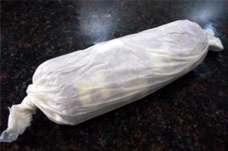 卷起，放冰箱保鲜层冷藏半小时定型。