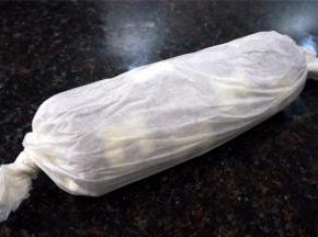 卷起，放冰箱保鲜层冷藏半小时定型。