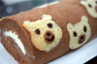 定型后，再用巧克力酱点出眼睛鼻子嘴巴即可。