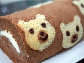 定型后，再用巧克力酱点出眼睛鼻子嘴巴即可。