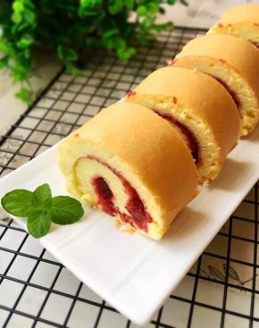 19、定型好的蛋糕卷取出切块