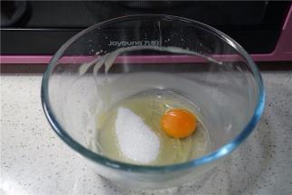 全蛋加入白糖打至糖化。