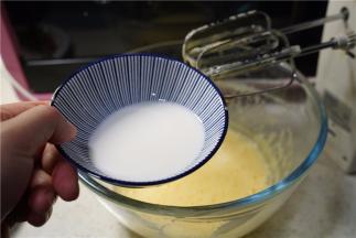 再将牛奶加入继续打至融合。