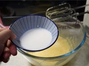 再将牛奶加入继续打至融合。