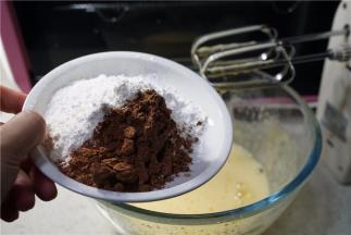 将低粉可可粉泡打粉加入。