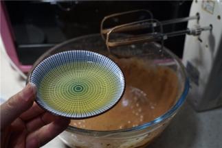 打至无干粉状后再将玉米油加入。