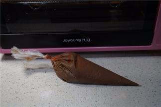 将拌好的蛋糕糊加至在裱花袋子里，入冰箱冷藏一小时。