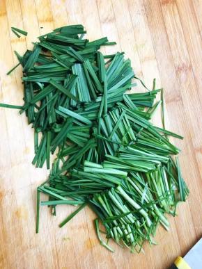 2、	刚割下来的韭菜去黄叶洗净切成5厘米长的段