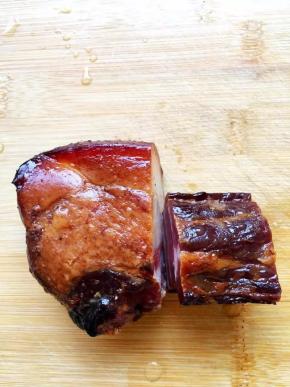 3、	腊肉切一小块肥的，一小块瘦的，用水浸泡下使其变软一些后冲洗干净