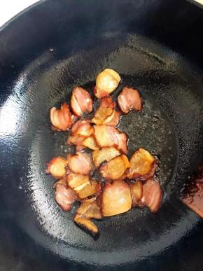 6、	倒入瘦肉片炒至表面焦黄