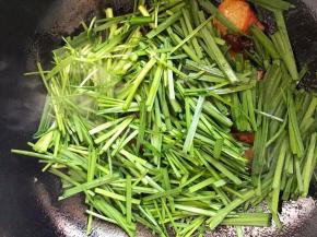 7、	倒入韭菜翻炒变软