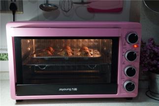 再入烤箱155度烤制25分钟即可。