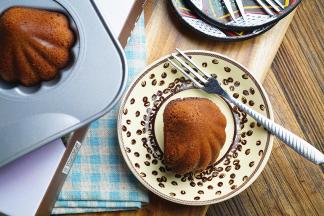 烤好后脱模很容易哦，刷油比洒粉更是妙呢。