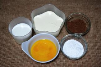 准备食材，淡奶油125克，纯牛奶125克，蛋黄液60克（约2个），可可粉20克，细砂糖40克。