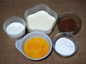 准备食材，淡奶油125克，纯牛奶125克，蛋黄液60克（约2个），可可粉20克，细砂糖40克。