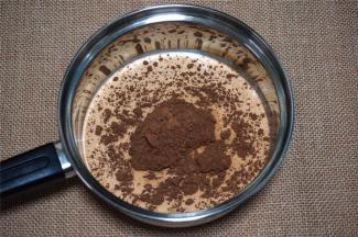 将淡奶油，纯牛奶，可可粉同放入牛奶锅里。