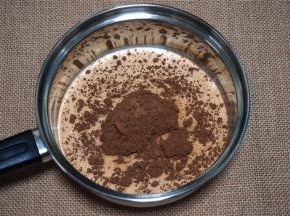 将淡奶油，纯牛奶，可可粉同放入牛奶锅里。