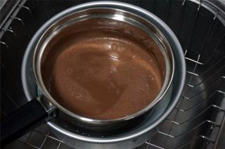 坐冷水浴降温。同时160度上下火预热烤箱。