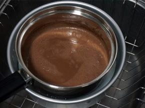 坐冷水浴降温。同时160度上下火预热烤箱。