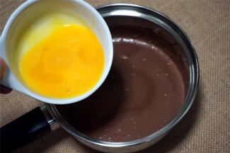 温度降至50度左右时加入蛋黄液，边加入边搅拌。