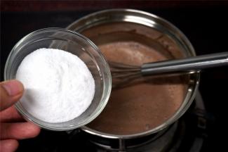 然后加入细砂糖，煮至完全融化，混合物即将沸腾时移开，熄火。